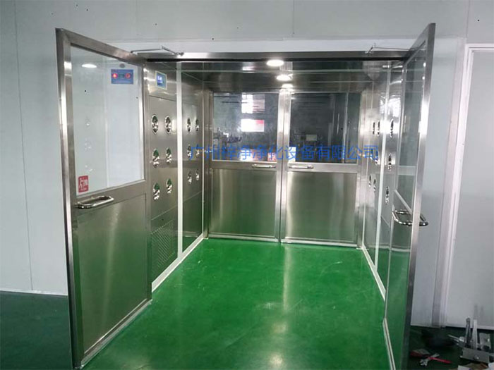 貨淋室主要用于物料表面的除塵，常用于生產(chǎn)線或倉(cāng)庫(kù)的出口處。