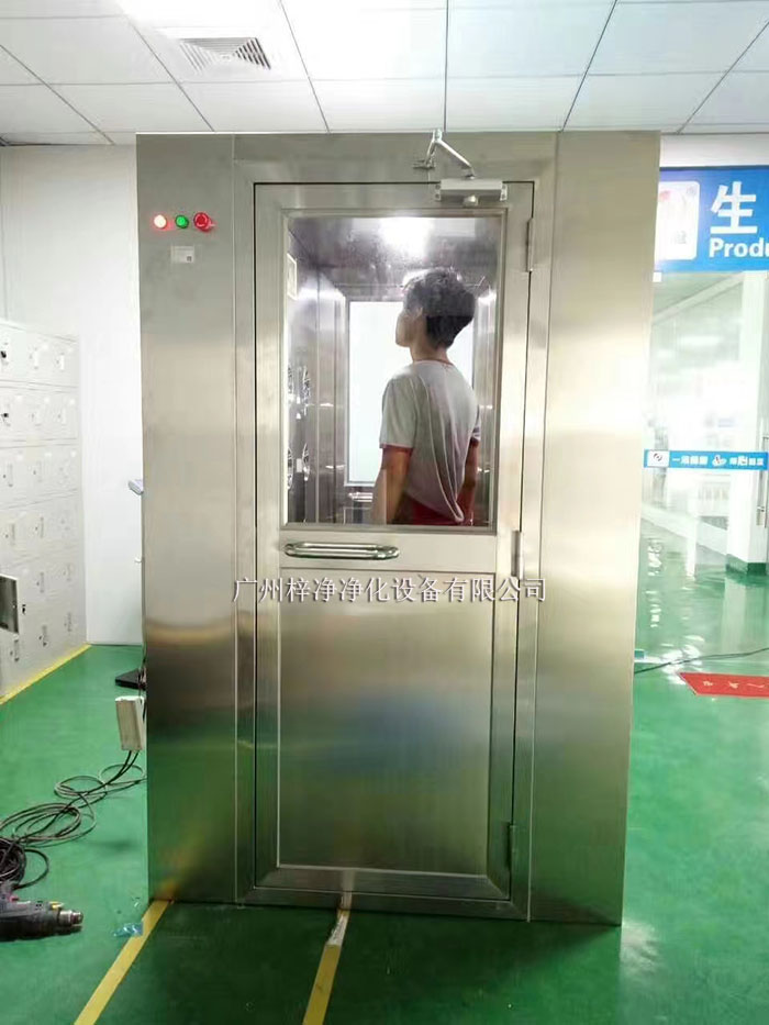 風(fēng)淋室主要是人員或物品的表面除塵，常用于潔凈室的入口處。