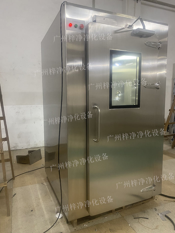 高端滿焊風(fēng)淋室采用滿焊接工藝，無縫連接，防止塵埃進(jìn)入，確保潔凈室的空氣質(zhì)量。