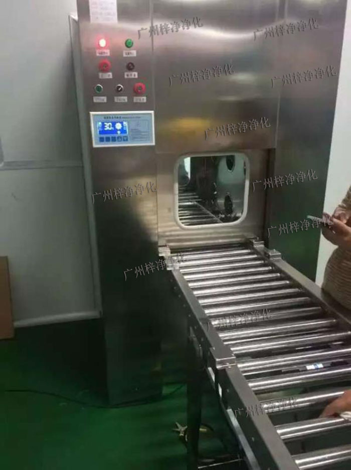 輸送線風(fēng)淋傳遞窗與輸送線貨淋室是潔凈室中用于物品傳遞和空氣凈化的關(guān)鍵設(shè)備。