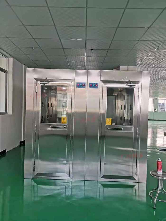 風(fēng)淋室主要功能是確保工作人員在進(jìn)入潔凈區(qū)前，通過吹淋去除身上的塵埃和微粒。