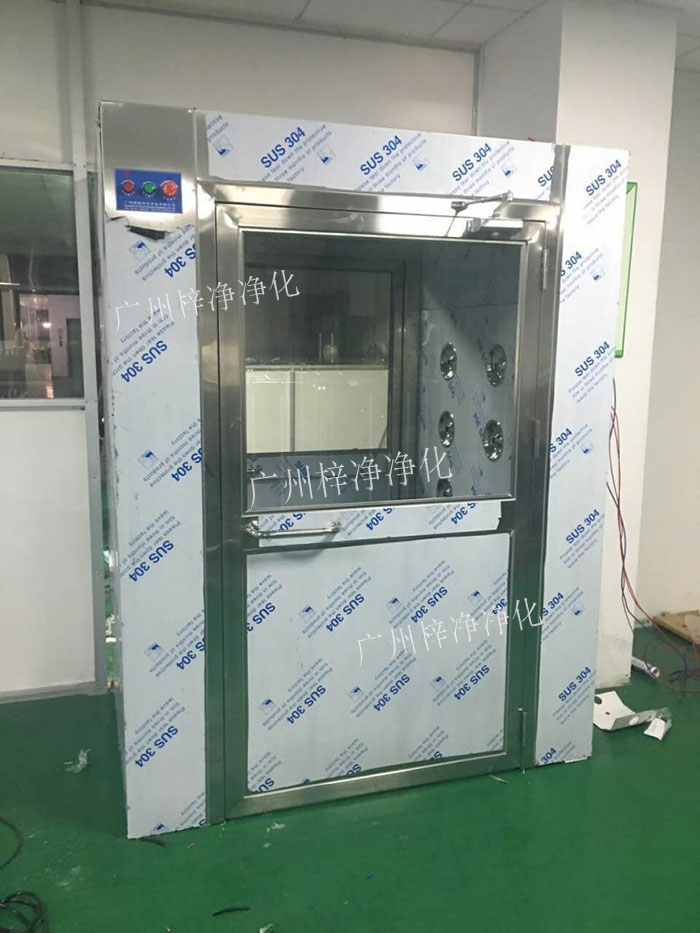 防爆風(fēng)淋室是指風(fēng)淋室的電機、指示燈、照明燈、接線管必須嚴(yán)格按照防爆標(biāo)準(zhǔn)