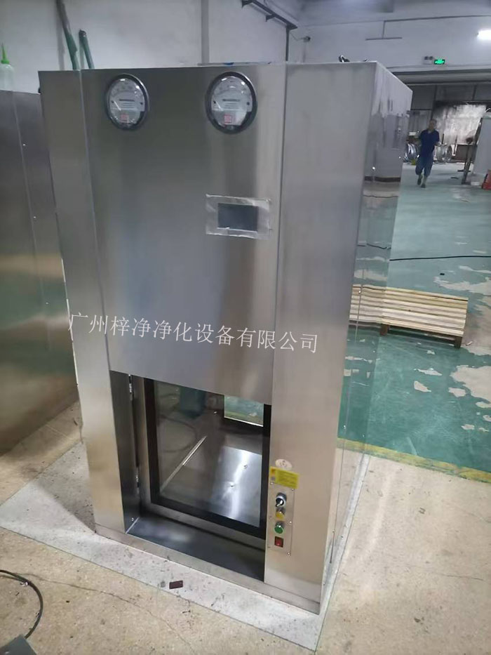 傳遞窗是一種用于潔凈室內部或潔凈室與外界之間傳遞物品的設備，可以防止外部污染進入潔凈室。