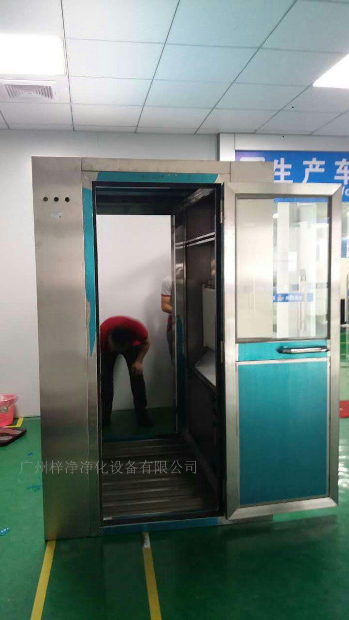 安裝風淋室的地面應(yīng)平整，如有必要，應(yīng)進行找平和加固處理。