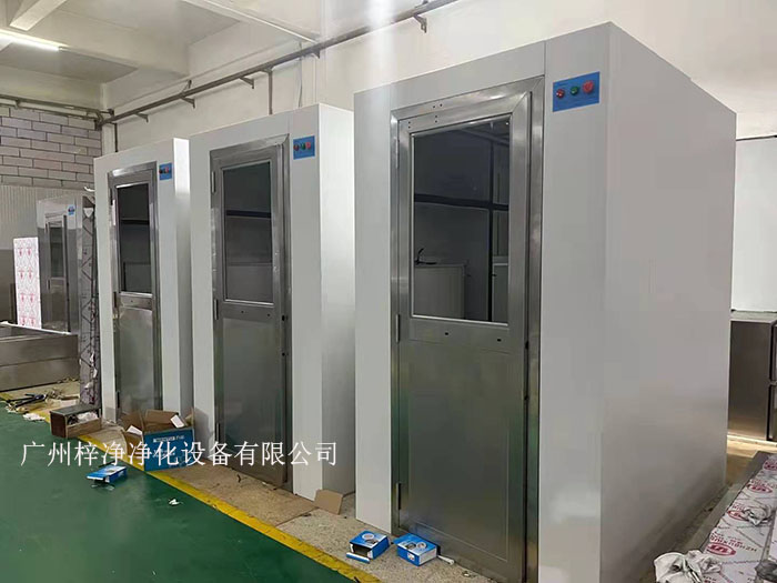 風(fēng)淋室作為潔凈室的人身凈化裝置，對(duì)于維持潔凈室的潔凈度至關(guān)重要。
