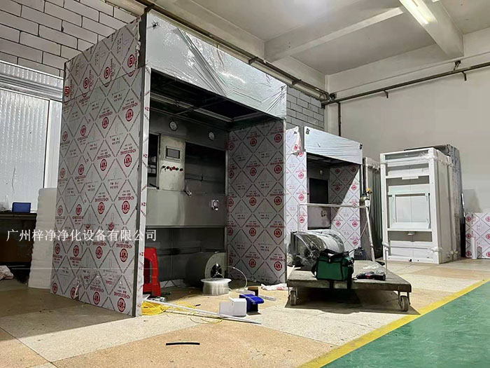負(fù)壓稱稱量罩通過創(chuàng)造一個低氣壓的環(huán)境，防止生產(chǎn)過程中的粉塵、揮發(fā)物等有害物質(zhì)逸散到外界環(huán)境中，同時確保稱量結(jié)果的準(zhǔn)確性。