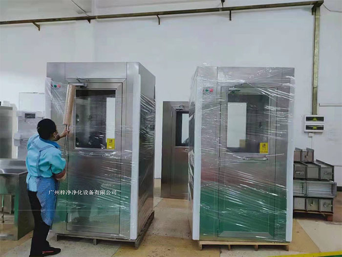 在風(fēng)淋室外部包裝上，使用纏繞膜可以進(jìn)一步提高包裝的密封性和抗沖擊性。
