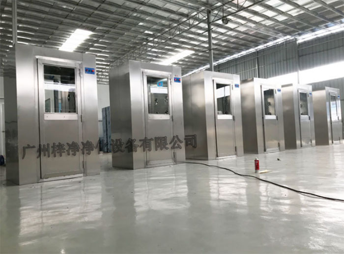 風(fēng)淋室可以有效去除進(jìn)入實(shí)驗(yàn)室人員的衣物、頭發(fā)等表面攜帶的塵埃和微粒，降低實(shí)驗(yàn)室內(nèi)的污染風(fēng)險(xiǎn)。