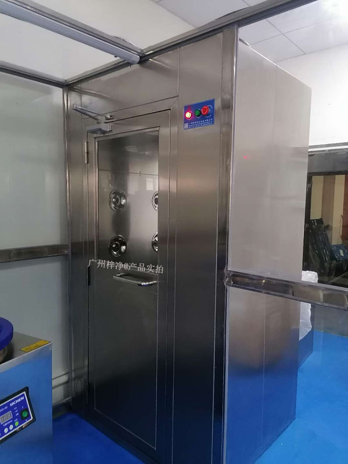 藥行業(yè)實(shí)驗(yàn)室的風(fēng)淋室可以根據(jù)實(shí)驗(yàn)室的具體需求進(jìn)行定制，包括風(fēng)淋室尺寸、風(fēng)淋室風(fēng)速、風(fēng)淋室高效空氣過濾器過濾效率等，以適應(yīng)不同實(shí)驗(yàn)活動的需要。