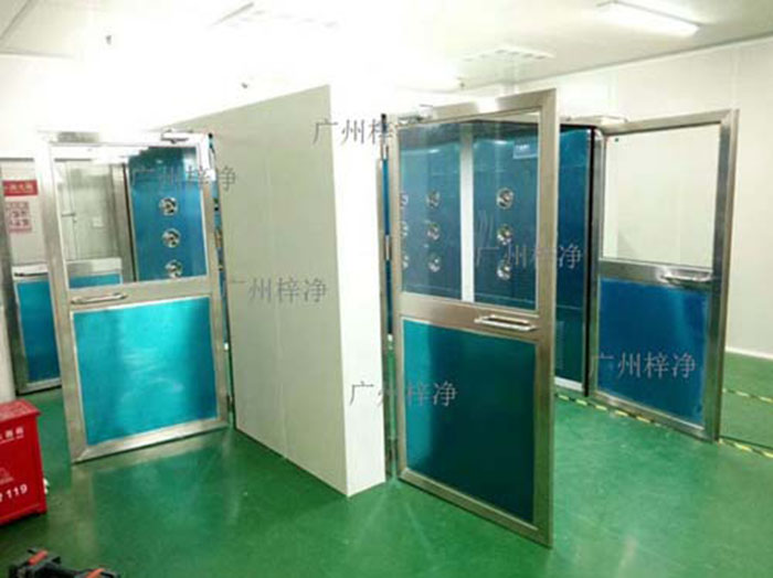 轉(zhuǎn)角風(fēng)淋室應(yīng)安裝在潔凈車間內(nèi)部人流物流頻繁且潔凈度要求較高的區(qū)域。通常位于轉(zhuǎn)角或門口等關(guān)鍵位置。