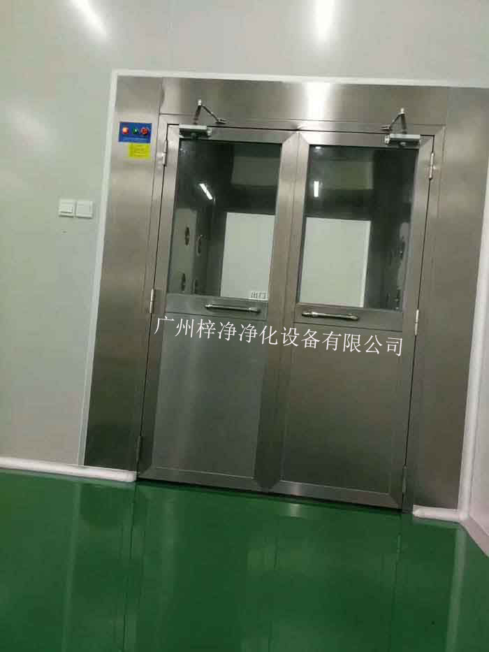 風(fēng)淋室的主要功能是利用高速氣流對(duì)人體或物品進(jìn)行吹淋，迅速去除其表面的塵埃和微粒，從而達(dá)到潔凈的目的。