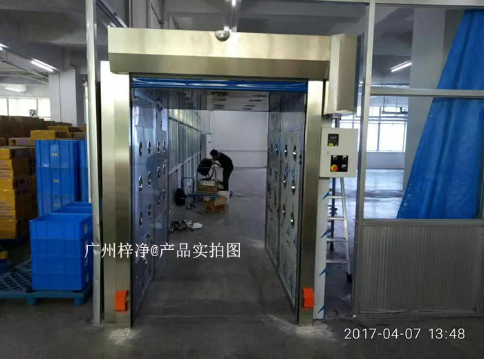 快速卷簾門風(fēng)淋室和快速卷簾門貨淋室的工作原理主要基于高效過濾器和快速氣流交換。