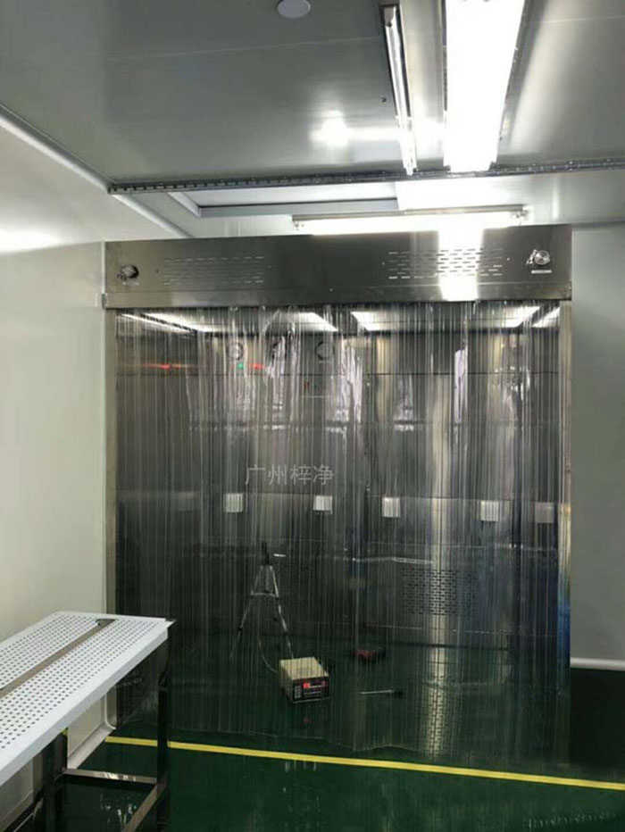 負(fù)壓稱量罩在制藥行業(yè)中，對藥品成分的精確稱量至關(guān)重要。