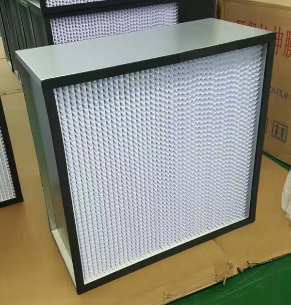 HEPA高效過濾器能夠過濾掉0.3微米以上的微粒，對(duì)于大多數(shù)潔凈室的要求已經(jīng)足夠。