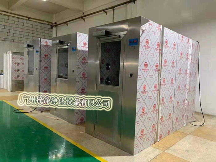 全不銹鋼風(fēng)淋室通道外觀簡潔、大方，使用壽命長