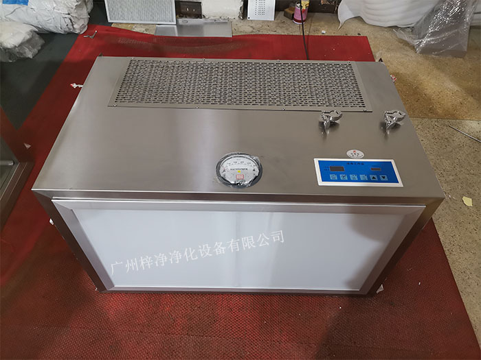 潔凈層流罩是一種用于保護局部區(qū)域免受塵埃和微生物污染的層流設備。