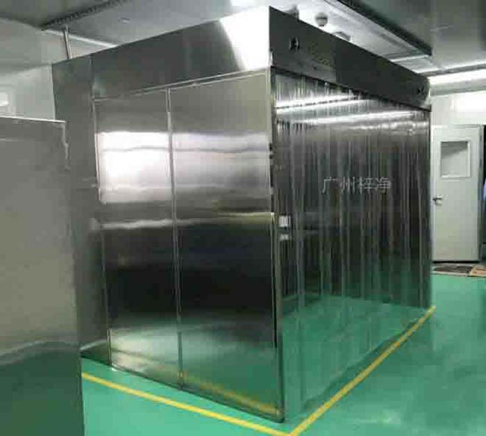 潔凈層流罩通過特殊的氣流組織，形成均勻、穩(wěn)定的氣流層，確保工作區(qū)域內(nèi)的空氣潔凈度。