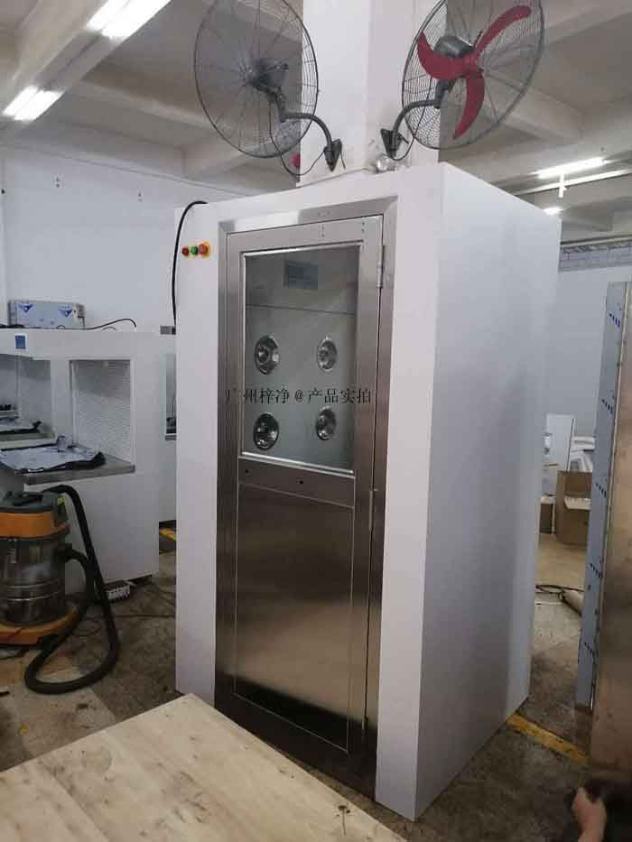 風淋室的外殼尺寸，包括長度、寬度和高度。