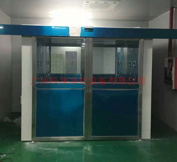 自動(dòng)門風(fēng)淋室感應(yīng)探測(cè)器探測(cè)到有人進(jìn)入時(shí)，將脈沖信號(hào)傳給主控器